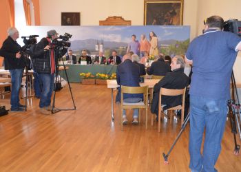 Eine TV-Konferenz: Kameramänner richten ihre Objektive in Richtung der Vortragenden. Im Hintergrund eine dekorative Rückwand vom Stift Kremsmünster mit blauem Himmel