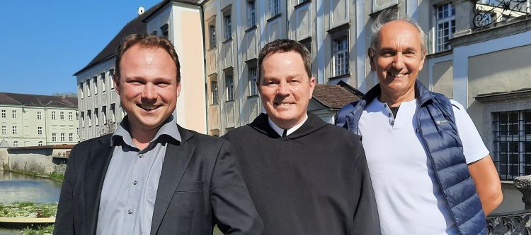 der Pfarrvorstand der neuen Pfarre Tassilo-Kremsmünster - drei Männer mit Blick in die Kamera