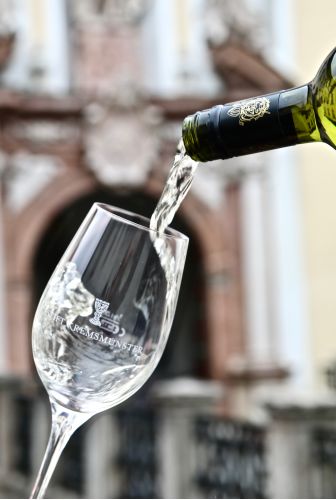 Nahaufnahme beim großzügigen Einschenken in ein Stift Kremsmünster Weinglas