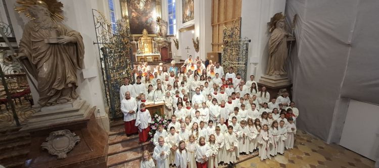Guppenfoto mit Ministrantinnen und Ministranten vor dem Hochaltar in der Stiftskirche Kremsmünster
