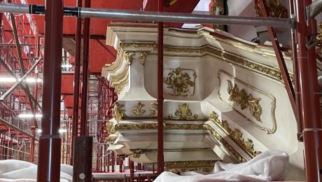 Kanzel in der Stiftskirche mit Gerüst im Hintergrund