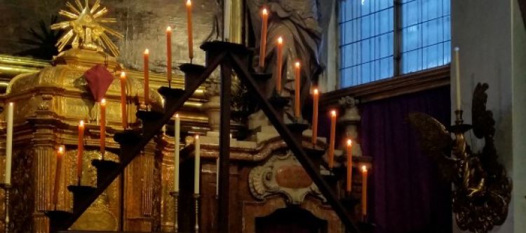 dreieckiger leuchter mit fünfzehn kerzen