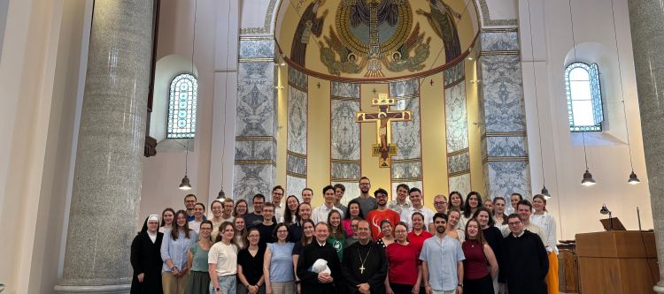 Eine Gruppe junger Leute in der Kirche von Sant'Anselmo in Rom