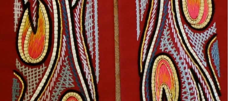 Bestickte Stola mit Feuerzungen auf rotem Stoff