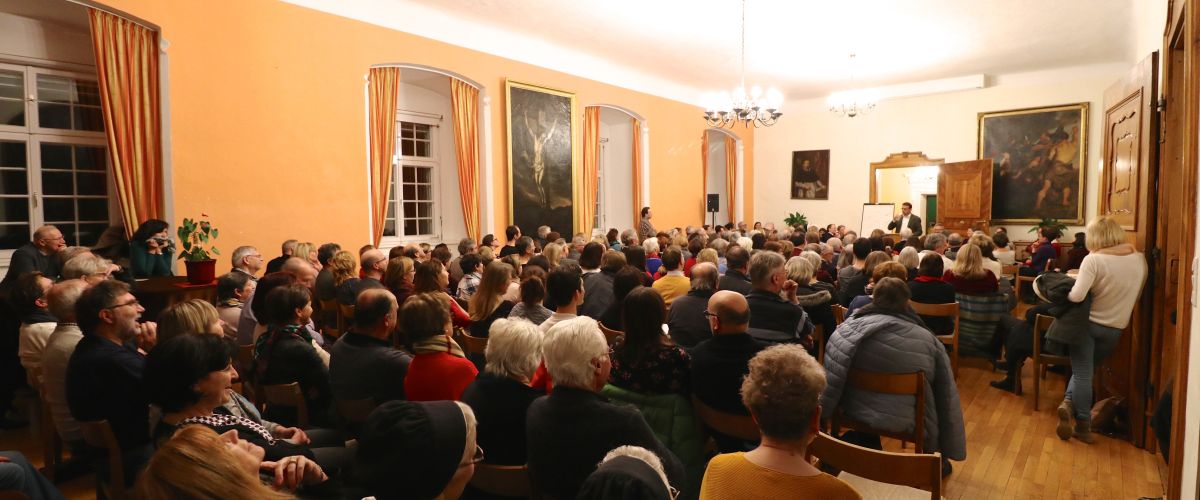 Ein bis an den letzten Platz besuchter Wintersaal beim Vortrag zu Mehrwert Glaube