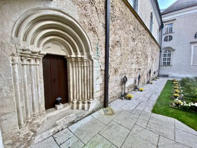 Prunkvoll gemeißelter Türrahmen der Hoftür zu den Grabstätten innerhalb des Klosters