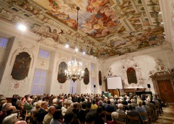 Vortrag im Kaisersaal: Hunderte Menschen lauschen dem Vortragenden; über ihnen der Blick auf die wunderschönen Deckenmalereien