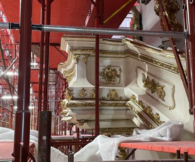 Kanzel in der Stiftskirche mit Gerüst im Hintergrund