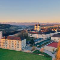 Ansicht des Stiftes Kremsmünster mit Gymnasium und Sternwarte, Luftaufnahme bei Sonnenaufgang