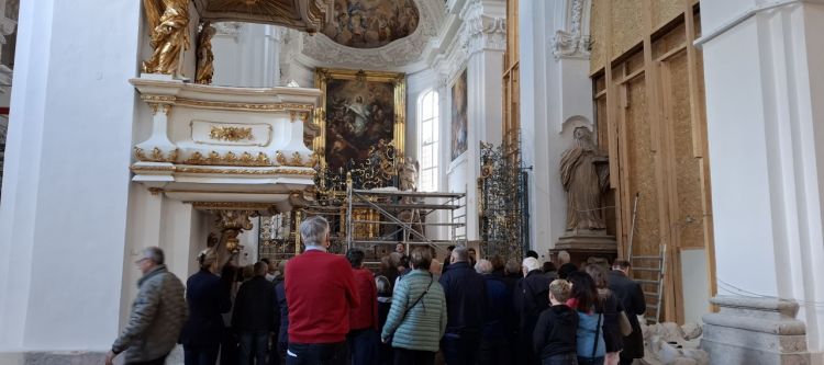 Personengruppe in einer Kirche