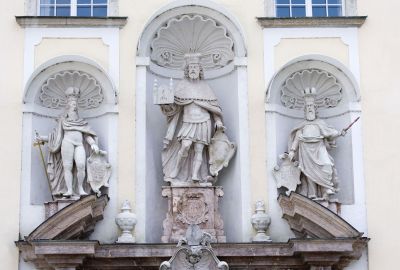 Drei Steinfiguren über dem Brückentor: Kaiser Karl, Herzog Tassilo