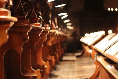 Chorgestühl im Kapitelzimmer mit leuchtenden Leselampen