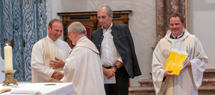 Generalvikar Severin Lederhilger gratuliert den drei Mitgliedern des Pfarrvorstandes der neuen Pfarre Tassilo-Kremsmuenster zur offiziellen Amtseinführung