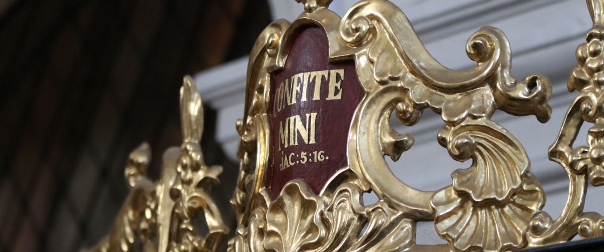 Vergoldeter Spruch: Confite Mini Jac:5:16.
