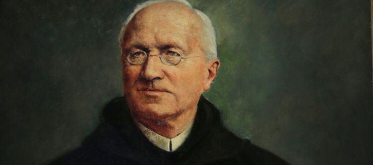 Porträt eines Ordensmannes mit kurzem grauen Haar und Brille