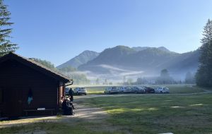 Hütte in morgentlicher Stimmung am Almsee