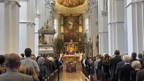 Im Inneren der Kirche beim Begräbnis mit vielen Menschen in den Bankreihen