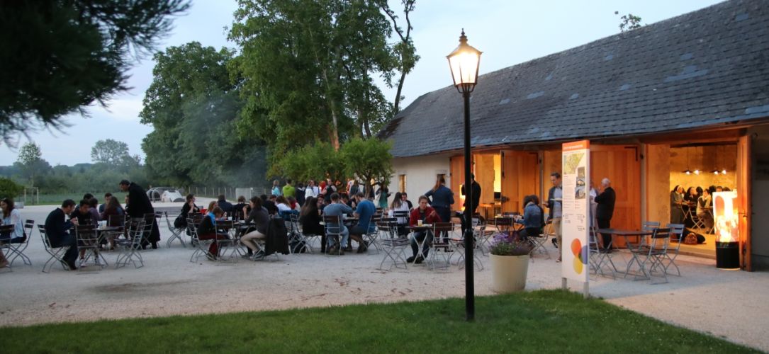 Eine große Veranstaltung unter freiem Himmel im Stiftsheuriger. Die drei offenen Holztore gewähren Einblick zur gemütlichen Atmosphäre im Innenbereich.