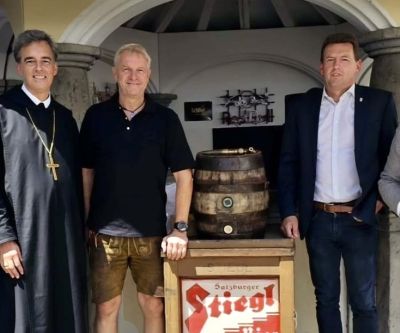 Abt Bernhard Eckerstorfer beim Bieranzapfen mit den neuen Pächtern der Stiftsschank