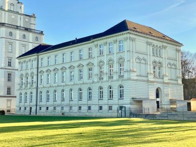 Das 3-stöckige Stiftsgymnasium mit direkt anliegendem Sportrasen