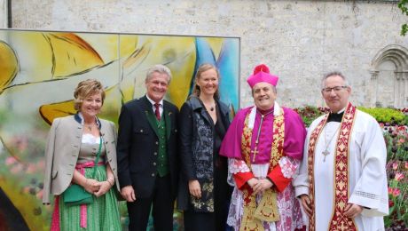 Personen vor dem Agapitusdenkmal