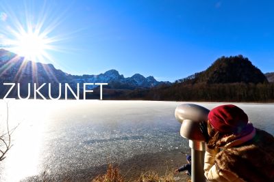 Blick einer Fotografin über einen vereisten See in Richtung Sonne, Schriftzug "Zukunft"