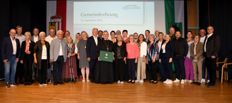 Eine Gruppe von circa 20 Personen - die Geehrten der Marktgemeinde Kremsmüsnter 2025