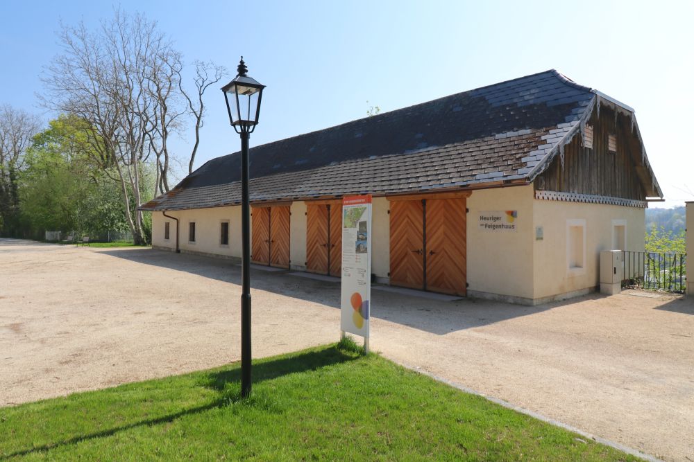 Blick auf die drei geschlossenen Holztore des Stiftsheuriger an einem sonnigen Tag