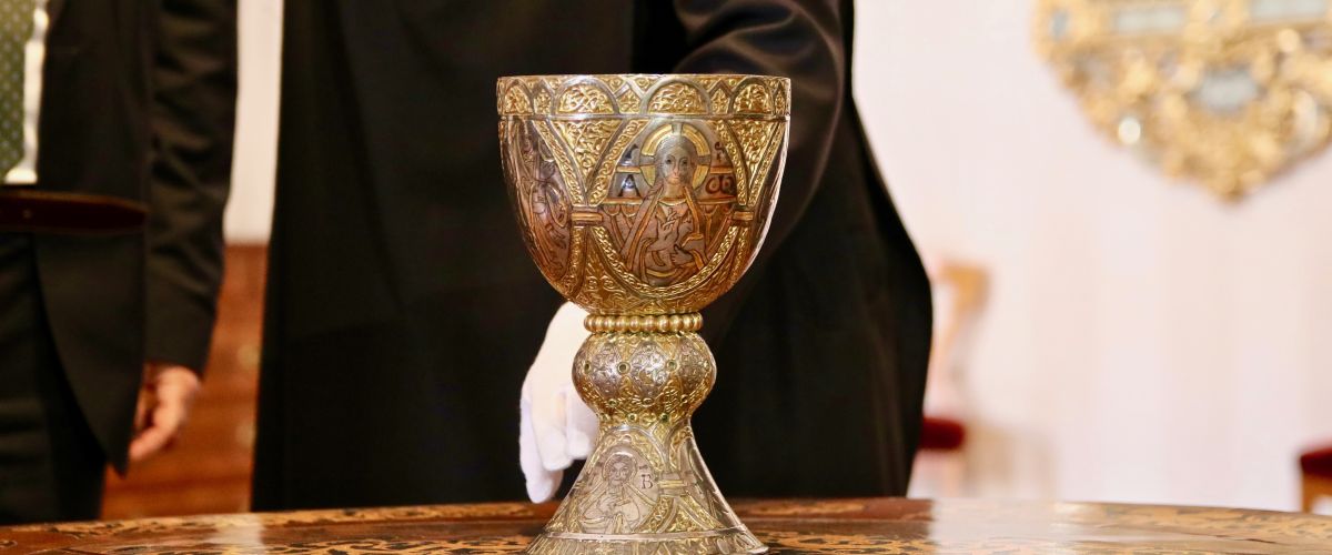 Der Tassilo Kelch in Kupfer mit diversen Bestandteilen in Gold und Silber. Der Blick fällt hier auf Jesus Christus.