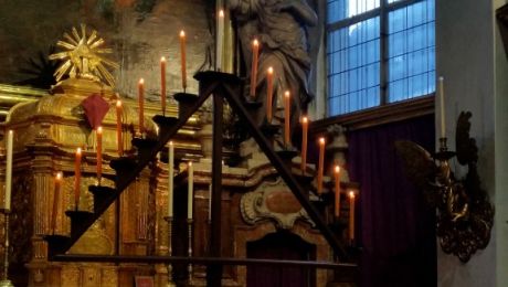 dreieckiger leuchter mit fünfzehn kerzen