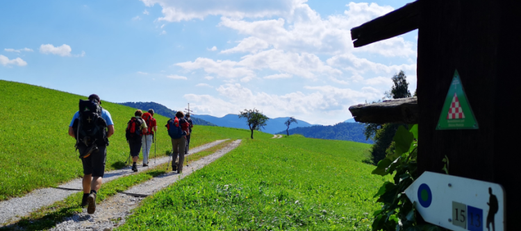Landschaft mit Pilgerweg und Pilgergruppe
