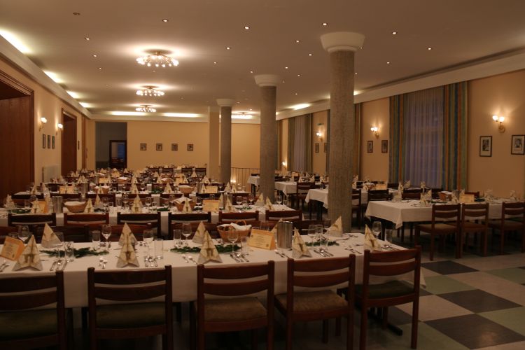 Im Foyer des Theatersaals ist für eine Geburtstagsfeier aufgebaut. Inndirektes Licht und kleine Spots an der Decke schaffen ein gemütliches und freundliches Ambiente.