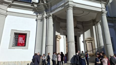 Eingang der Kirche mit Personen davor