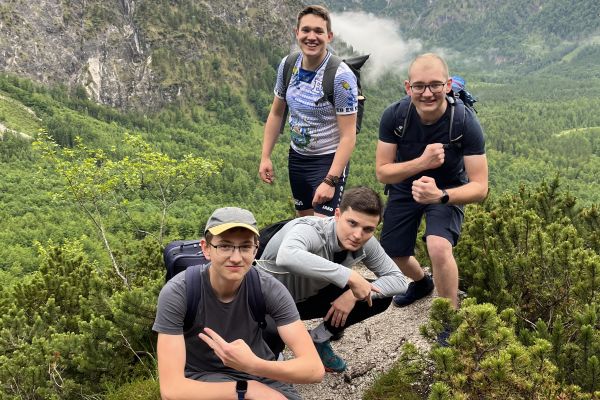 Eine Gruppe junger Männer posiert in supercooler Weise beim Wandern im Gebirge rund um den Almsee