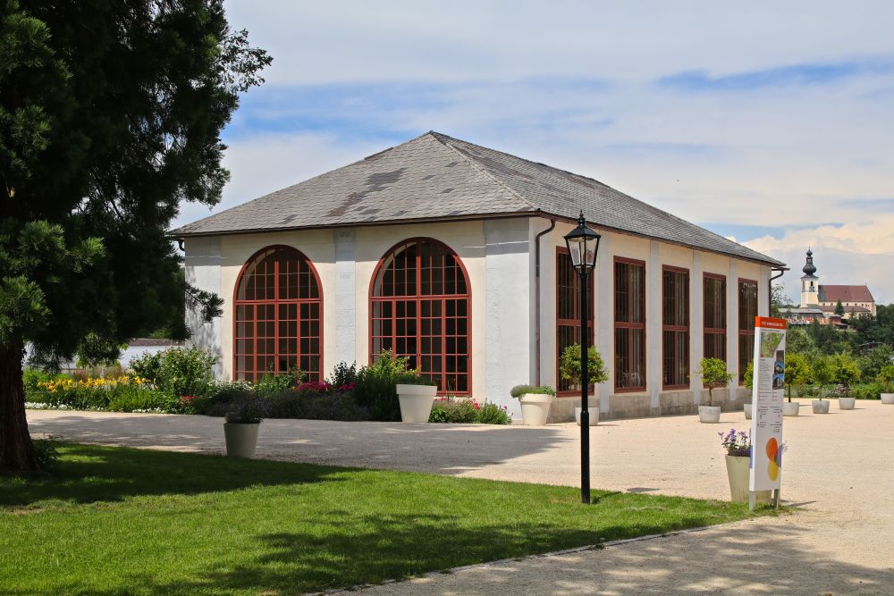 Blick auf das Feigenhaus. Im Hintergrund die Kaplaneikirche in Kirchberg.