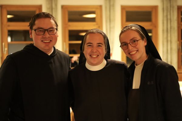 Portraitaufnahme: Ein junger Mönch und zwei junge Ordensschwestern beim Treffpunkt Benedikt