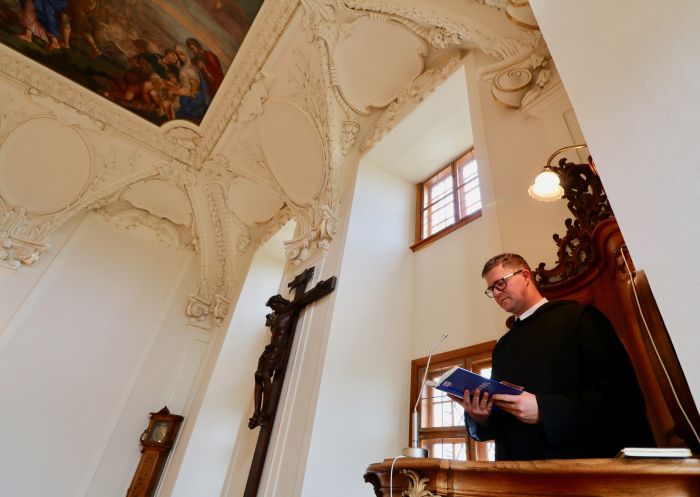 Ein Mönch liest für seine Mitbrüder die Lesung des Tages von der Kanzel