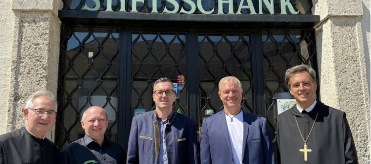 Fünf Personen vor dem Eingang mit der Aufschrift Stiftsschank
