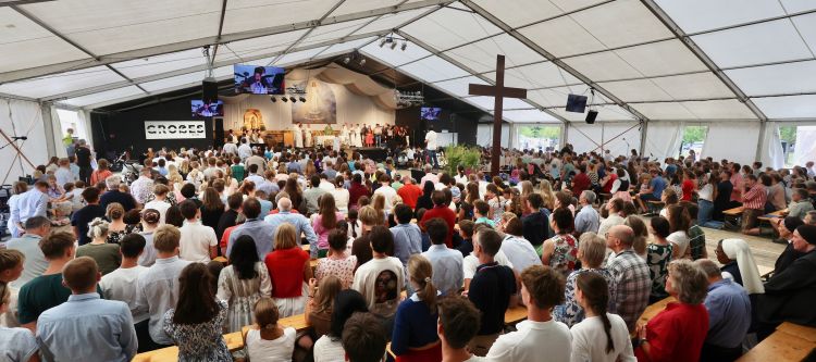 Die Jungfamilien versammeln sich im Zelt zur heiligen Messe