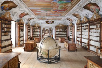 Stiftsbibliothek mit großem Globus in der Raummitte