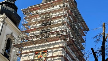 eingerüsteter Kirchturm