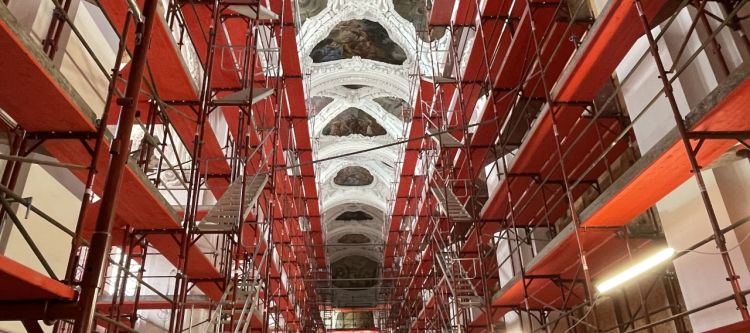 Gerüst in der Stiftskirche mit Blick auf restaurierte Fresken