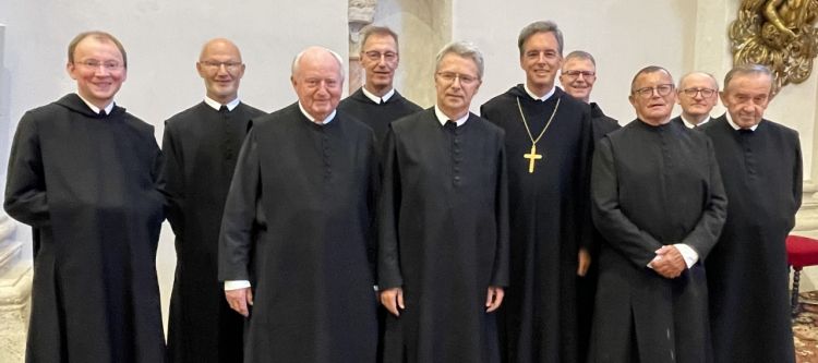 Gruppe von Mönchen mit schwarzem Habit