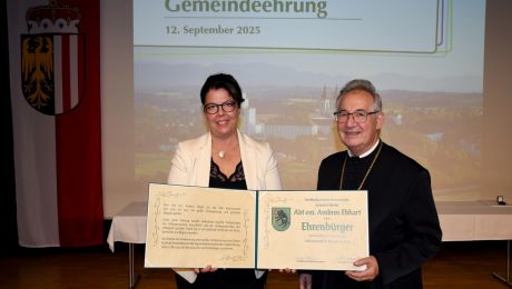 Dagmar Fetz-Lugmair und Abt Ambros Ebhart mit der Ehrenbürgerurkunde