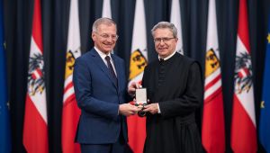 Landeshautmann Thomas Stelzer und P. Altman Pötsch