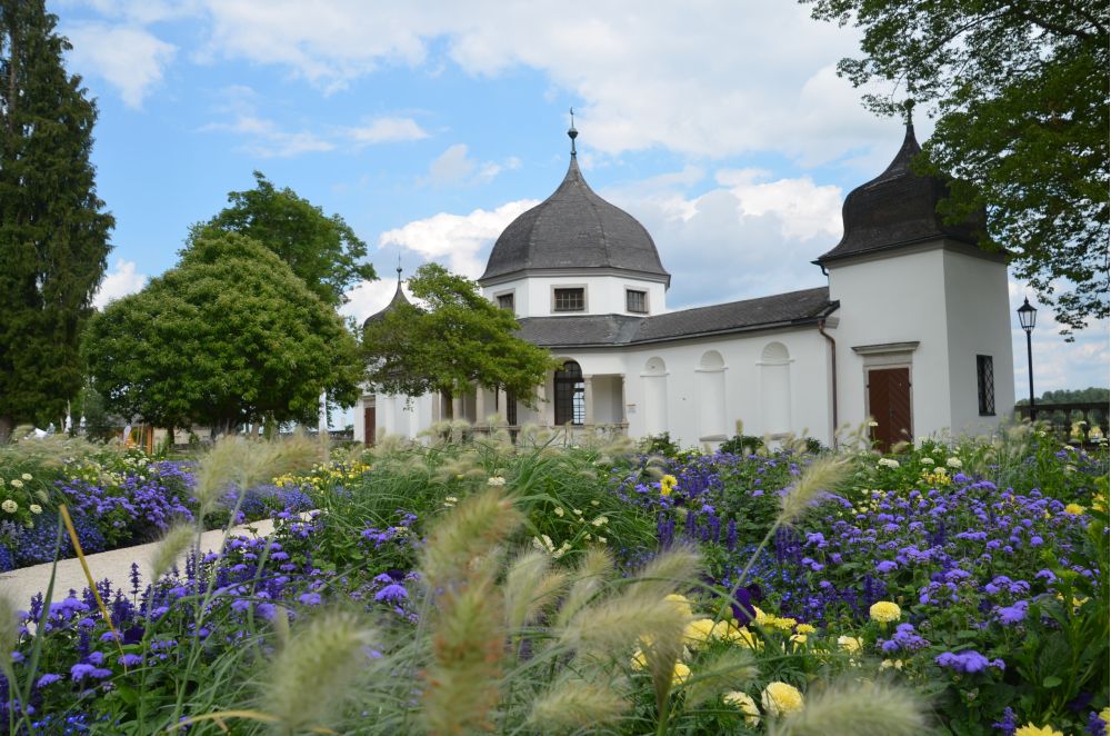 Blick durch den malerischen Blumengarten aufs Gartenpavillon