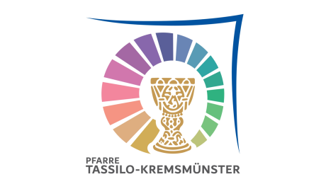 Offizielles Logo der Pfarre Tassilo-Kremsmuenster: Tassilokelch in Gold umkreist von einer Farbskala, ein blauer Pfeil zeigt Richtung rechts oben