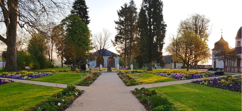 Blick durch die malerischen Stiftsgärten in Richtung Feigenhaus