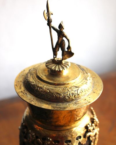 Goldener Kokosnussdeckel mit Figur von mittelalterlichem Soldaten mit Speer