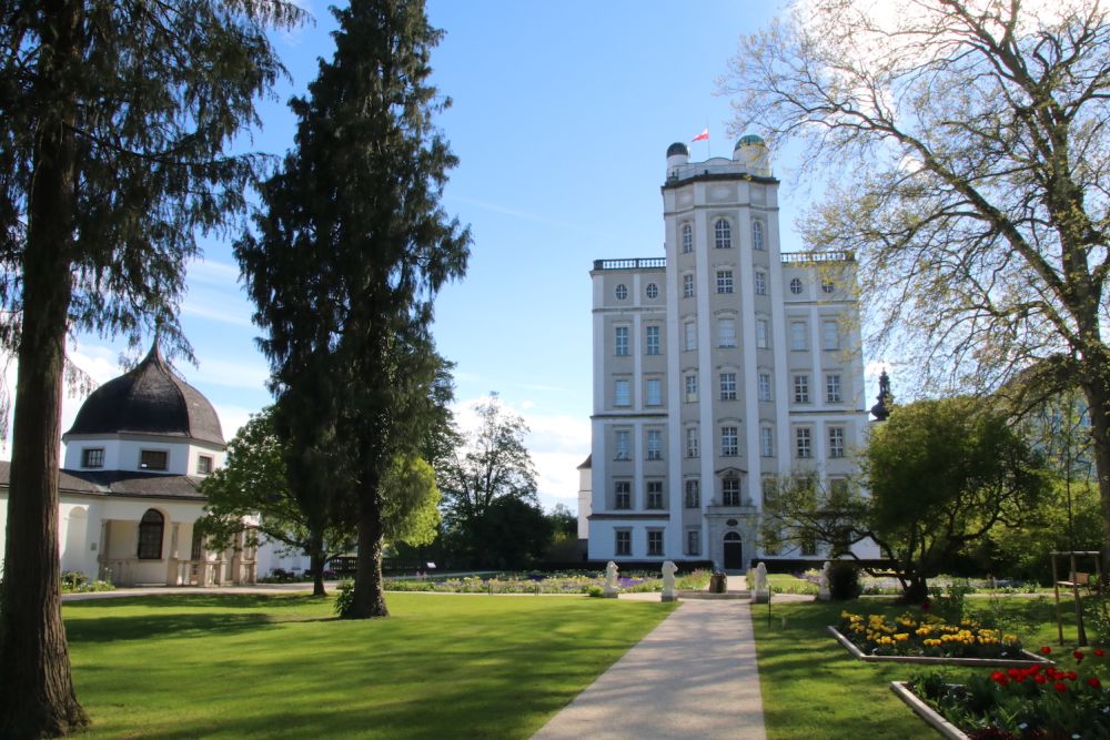 Ausblick vom Feigenhaus durch die malerischen Stiftsgärten in Richtung Sternwarte